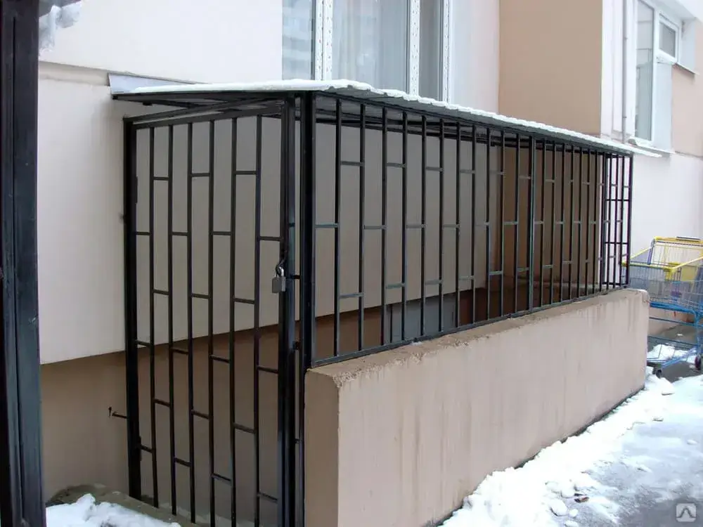 Решетка на входе в подвал