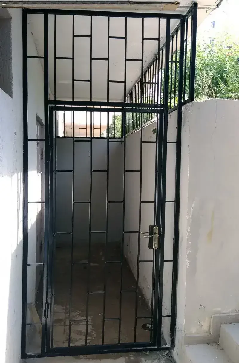 Решетка на входе в подвал