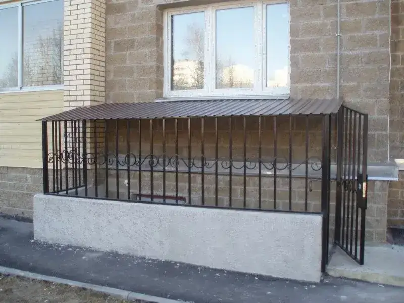 Решетка на входе в подвал