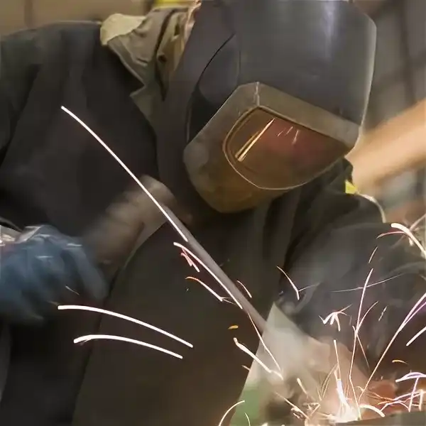 Ворота для гаража обшитые фанерой - картинка сварщик